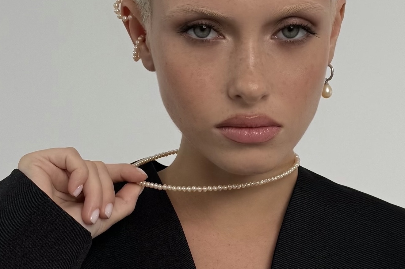 Чокер из микро жемчуга на жесткой основе AXIS