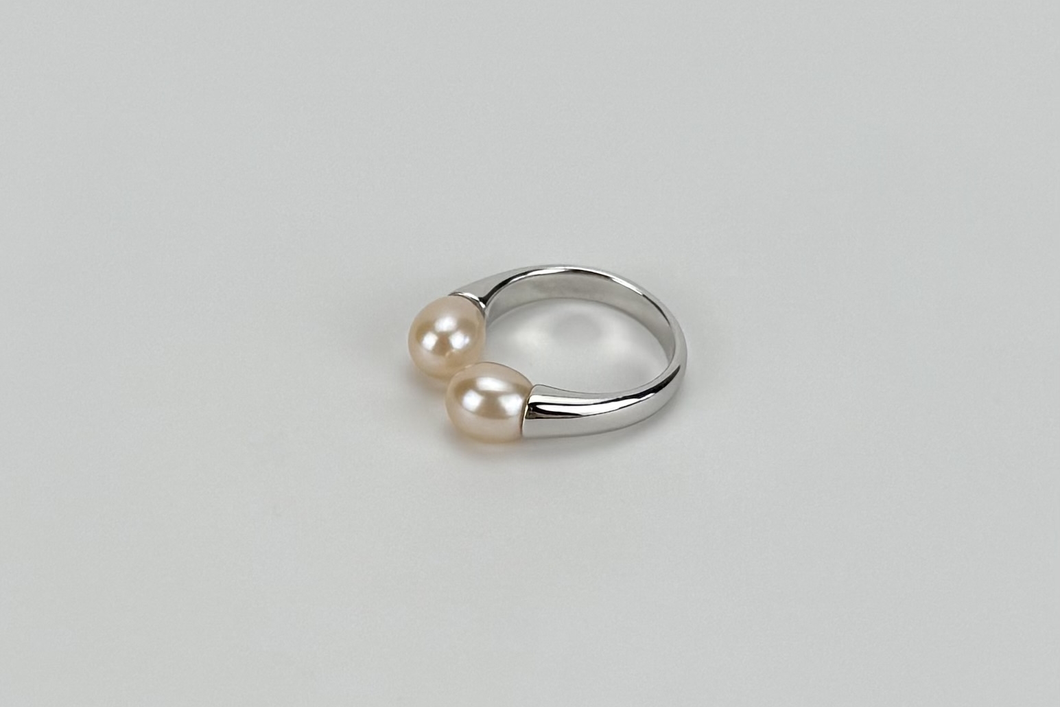 Кольцо с двумя жемчужинами KISS