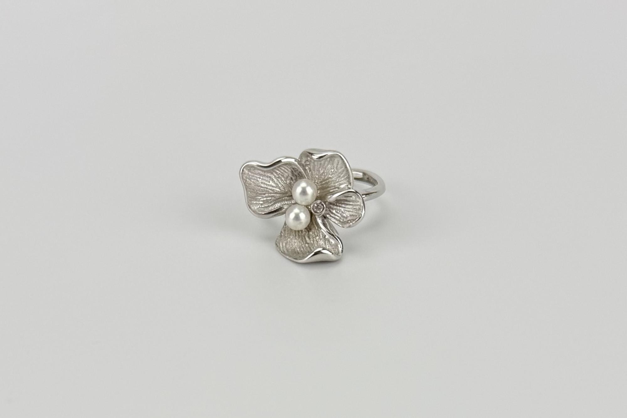 Кольцо в виде цветка с натуральным жемчугом PEARL FLOWER
