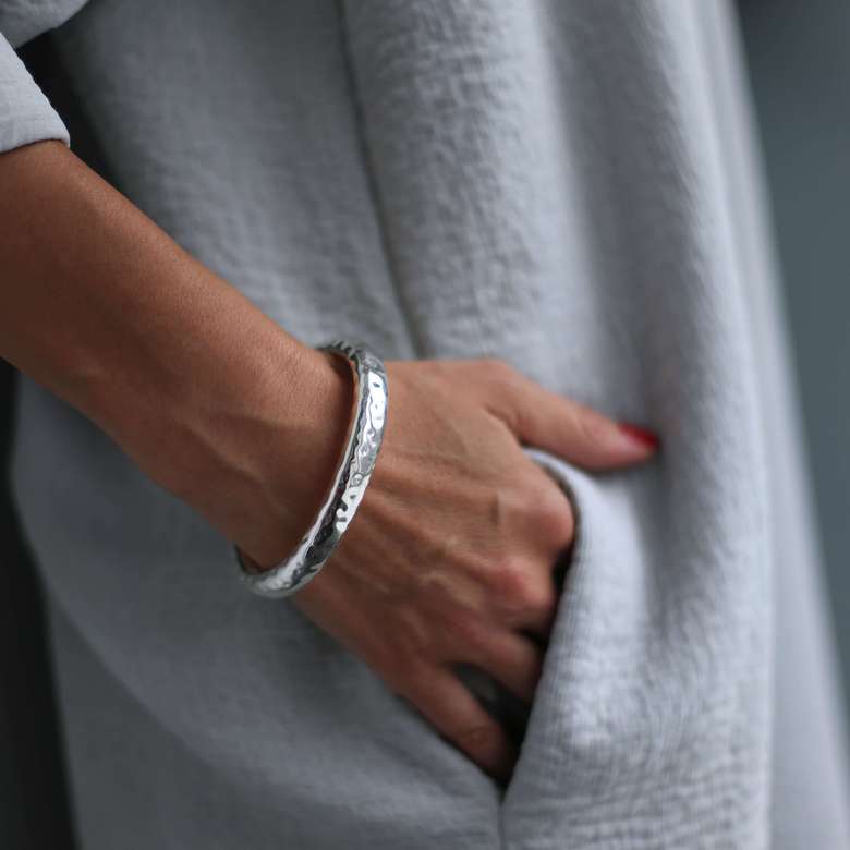 Серебряный браслет чеканный 3P181