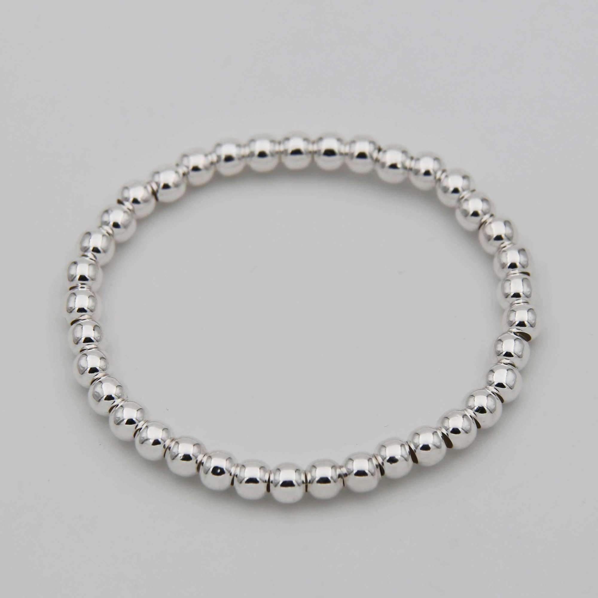 Серебряный браслет из шариков 5мм на резинке 3P233