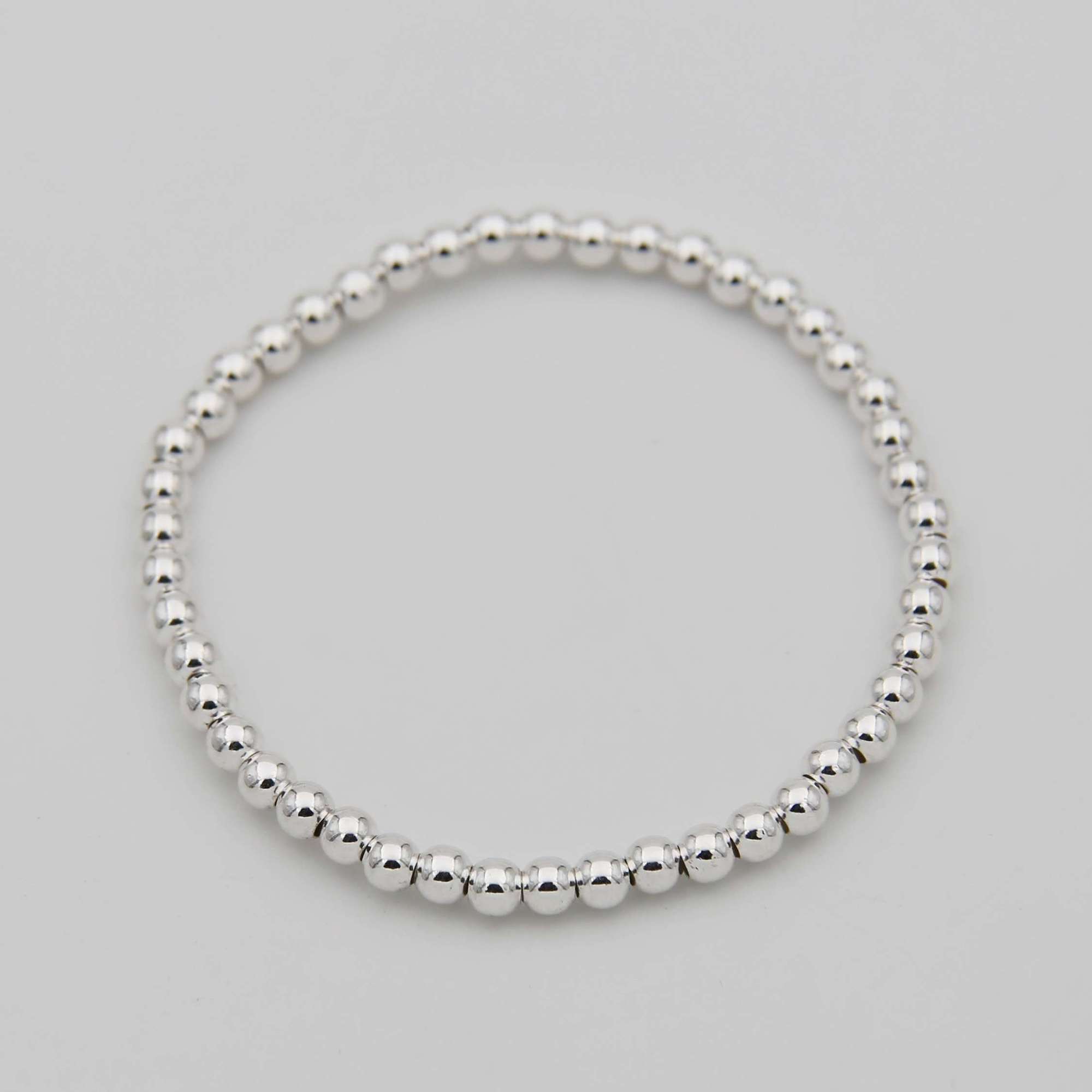 Серебряный браслет из шариков 4мм на резинке 3P232