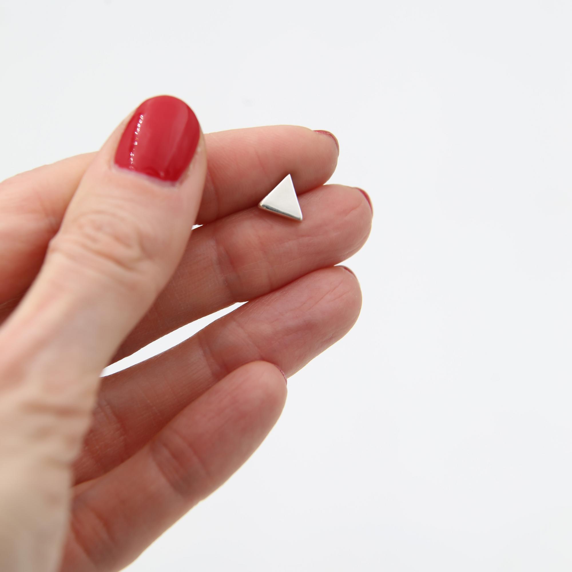 Серьга-гвоздик треугольник 1P443 mono