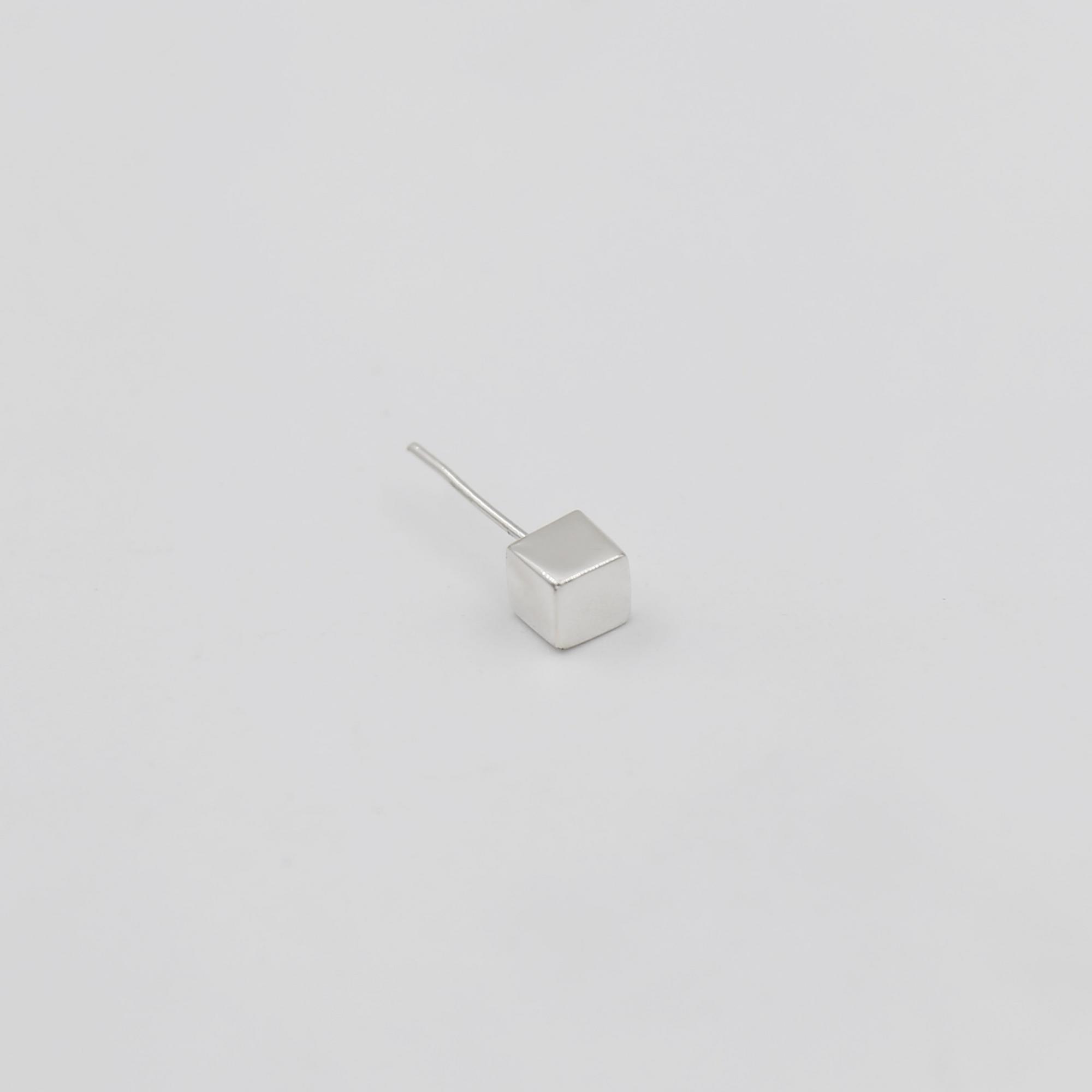 Серьга-гвоздик Куб малый 1P569 mono