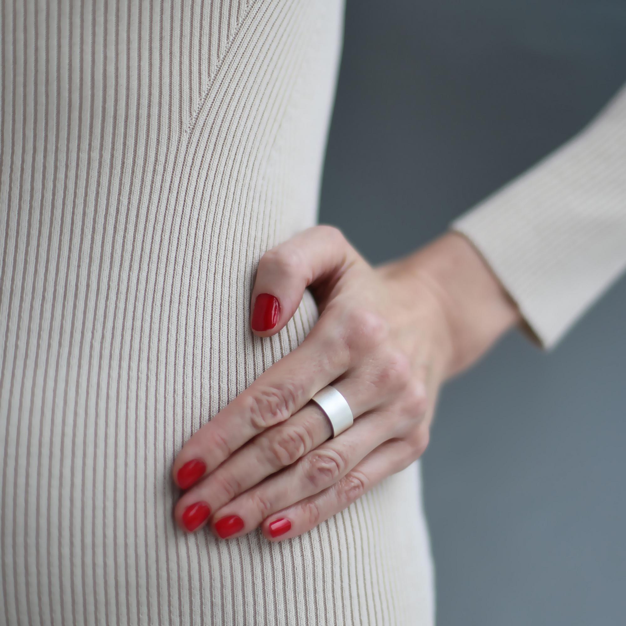 Серебряное кольцо матовой отделки 2P623