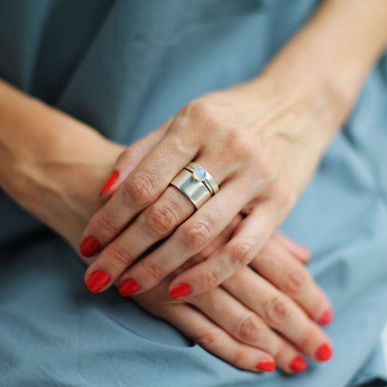 Серебряное кольцо глянцевой отделки 2P624