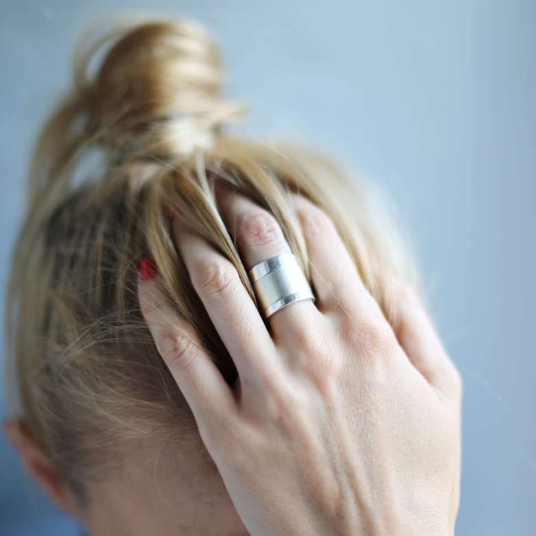 Серебряное кольцо глянцевой отделки 2P620