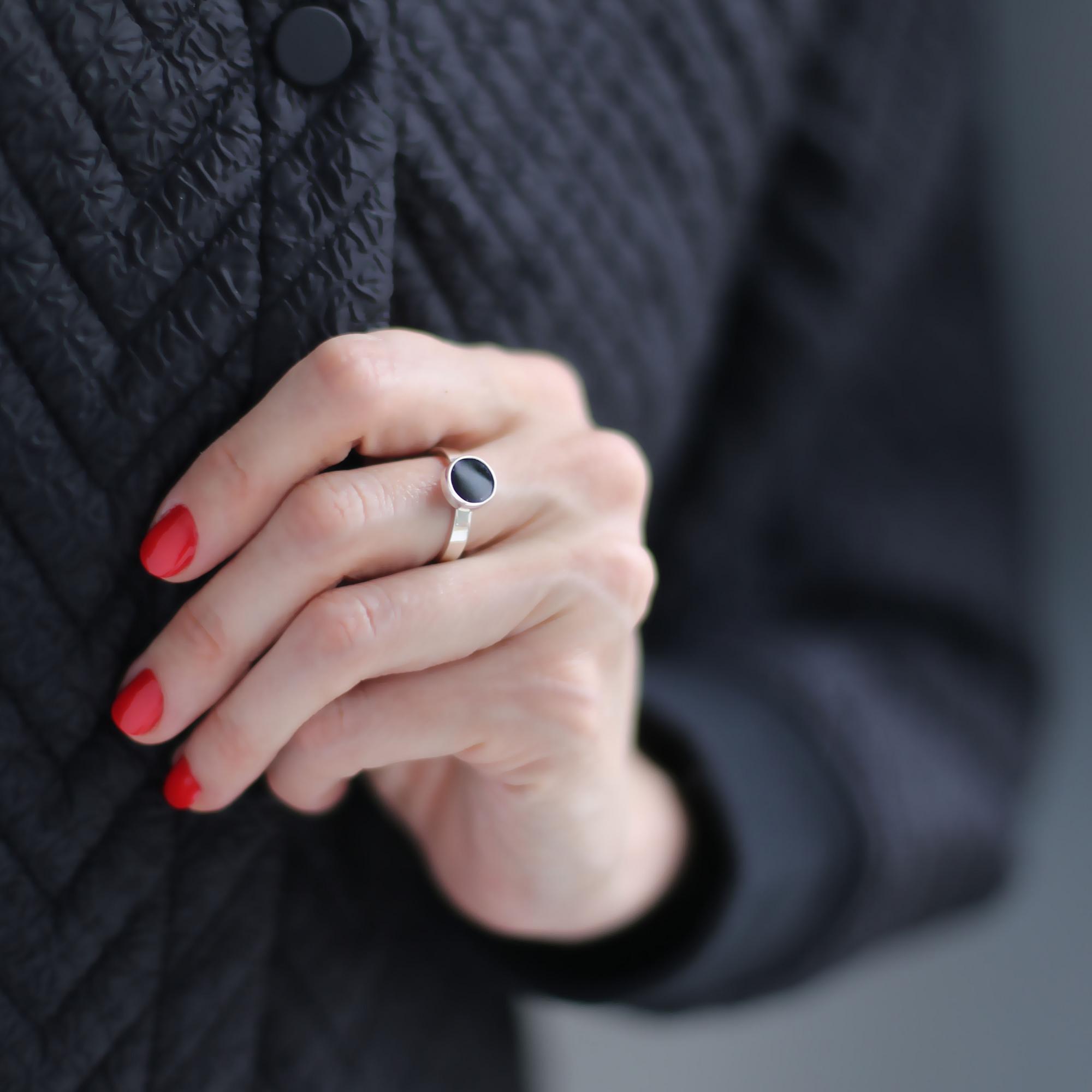 Кольцо со вставкой из черного обсидиана 2P930