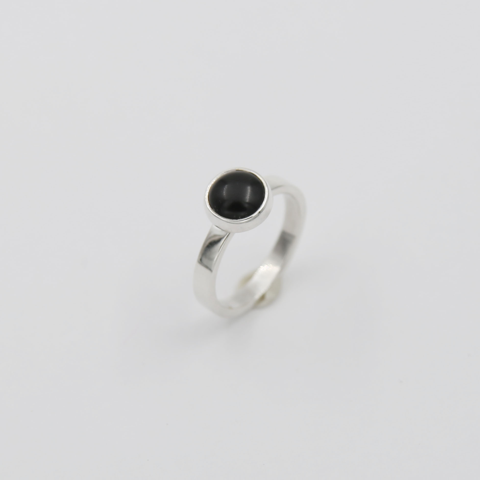 Серебряное кольцо с чёрным ониксом 2P948