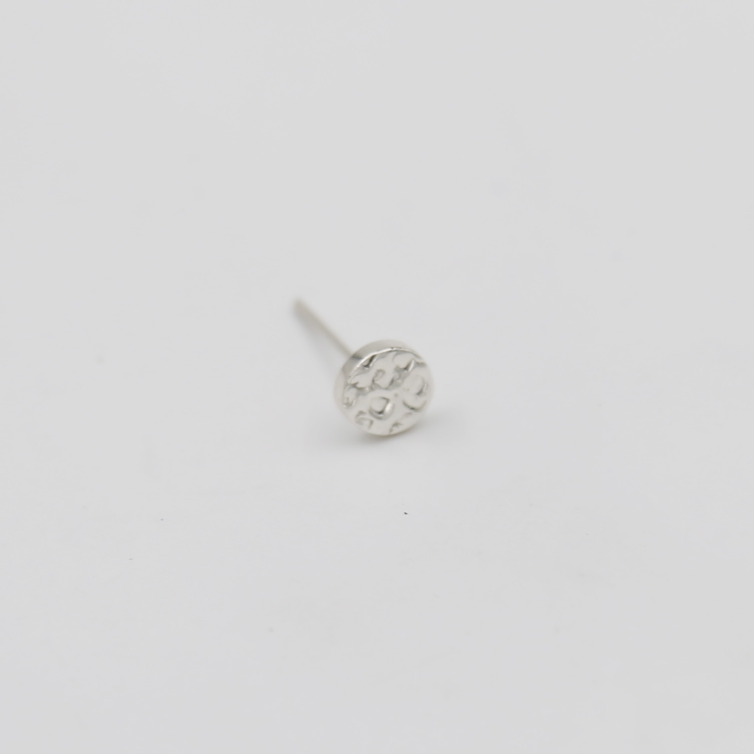 Серьга-гвоздик Таблетка чеканная 1P657 MONO