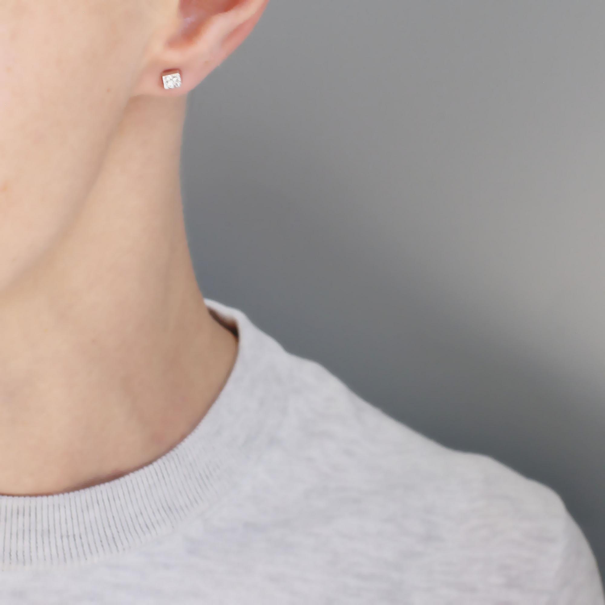 Серьга-гвоздик Квадрат чеканный 1P628 MONO