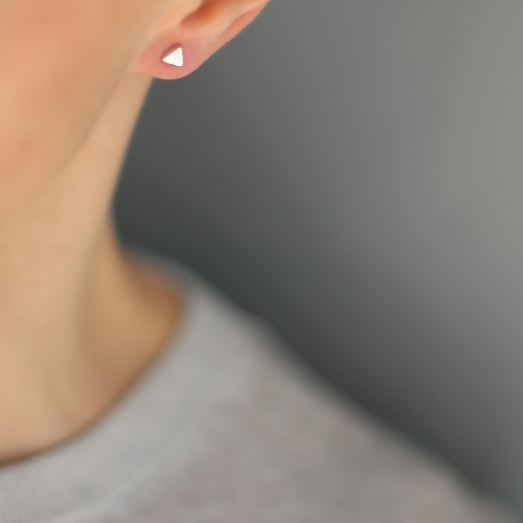 Серьга-гвоздик Треугольник чеканный 1P627 MONO