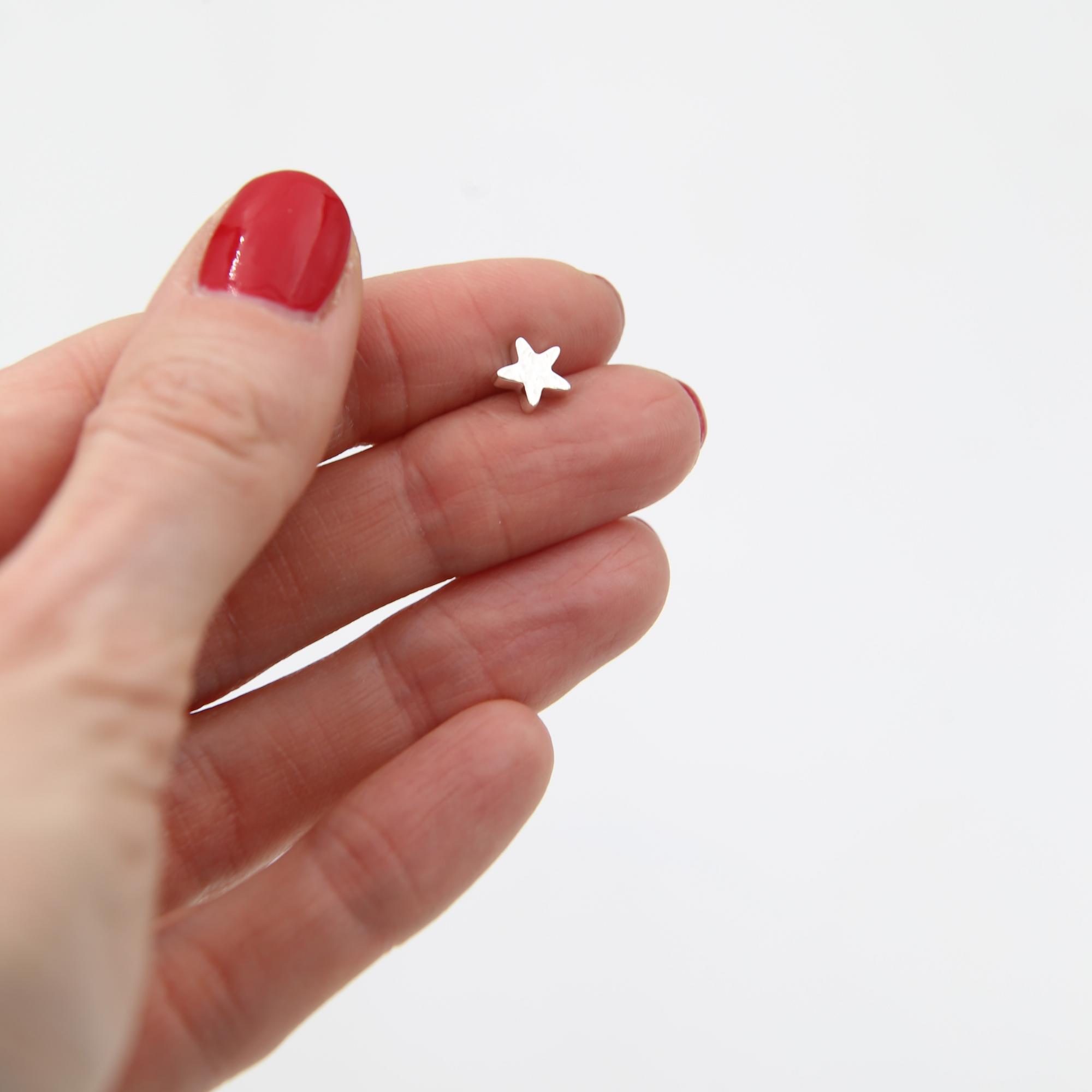 Серьга-гвоздик Звёздочка чеканная 1P719 MONO