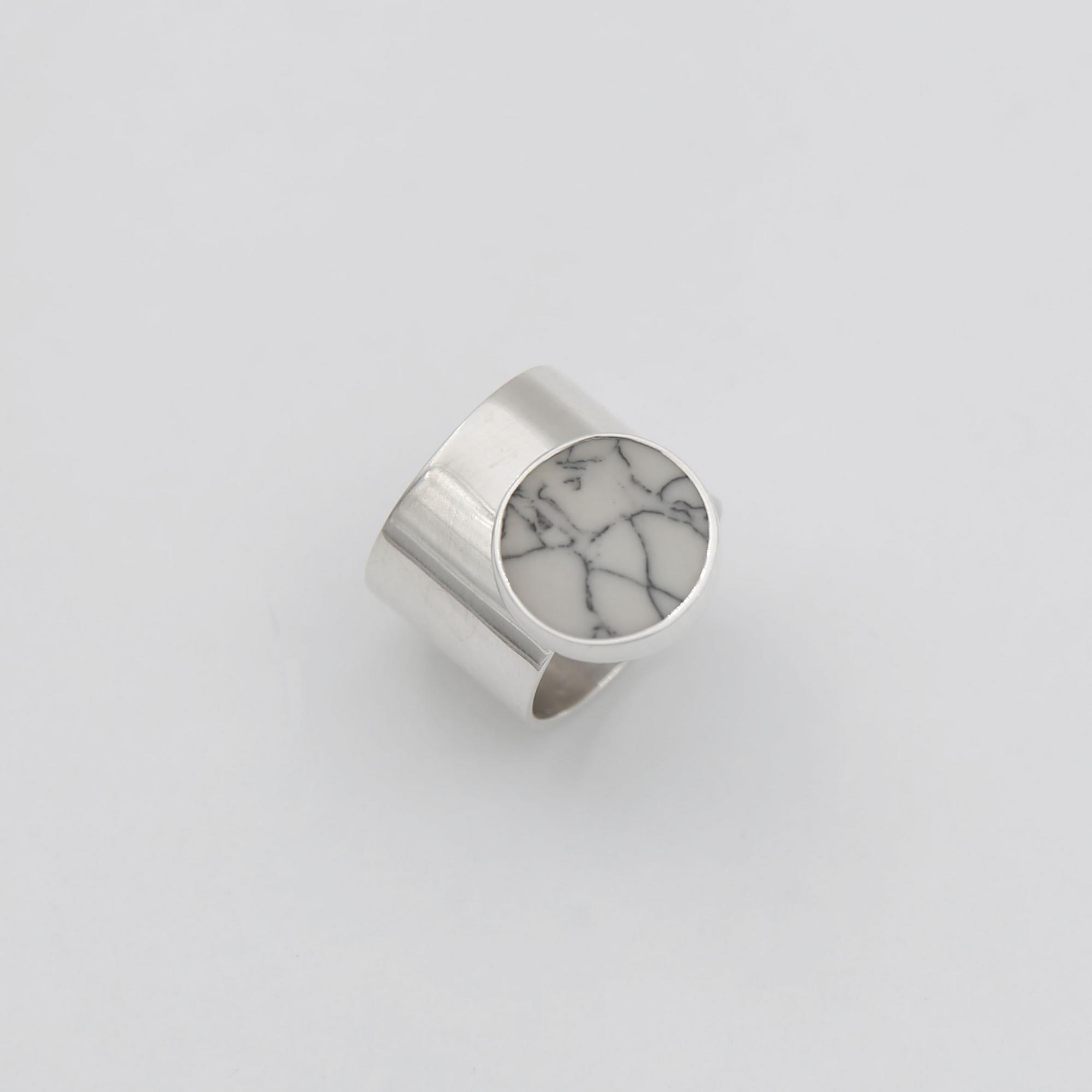 Широкое кольцо со вставкой из кахолонга 2P1119