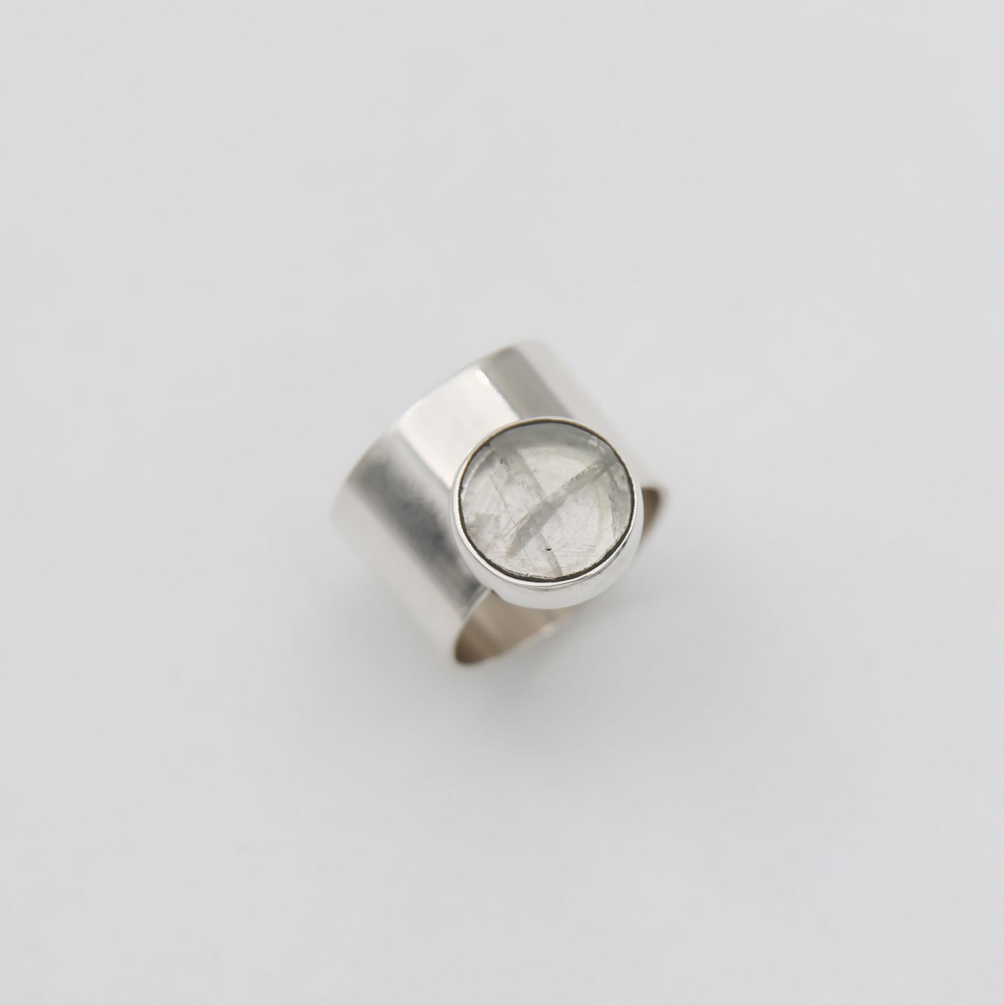 Широкое кольцо со вставкой из флюорита 2P1120