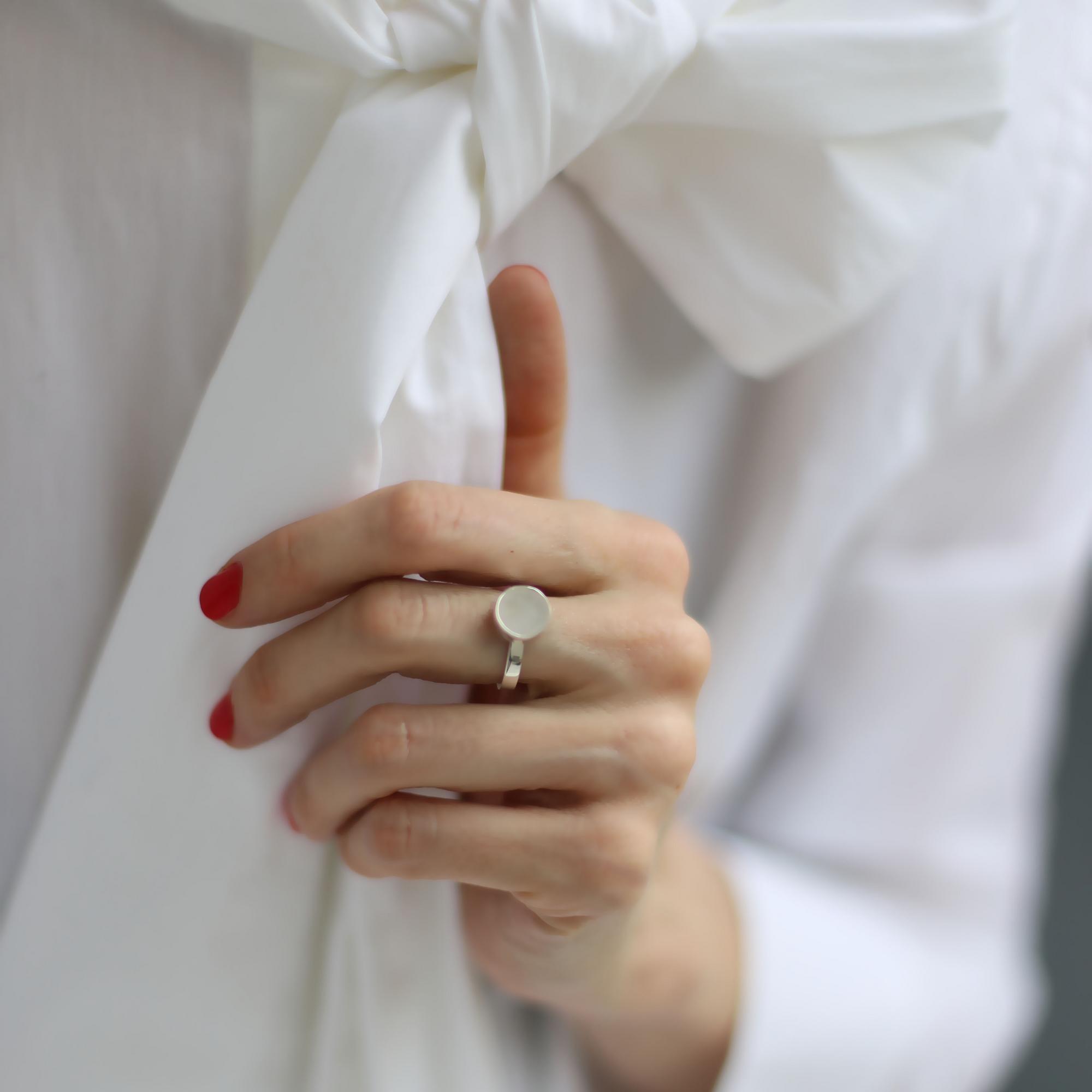 Кольцо со вставкой из молочного кварца 2P1130