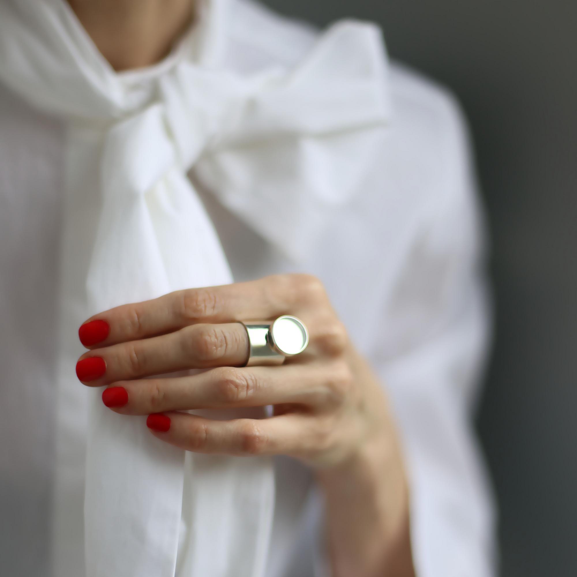 Широкое кольцо со вставкой из горного хрусталя 2P1121