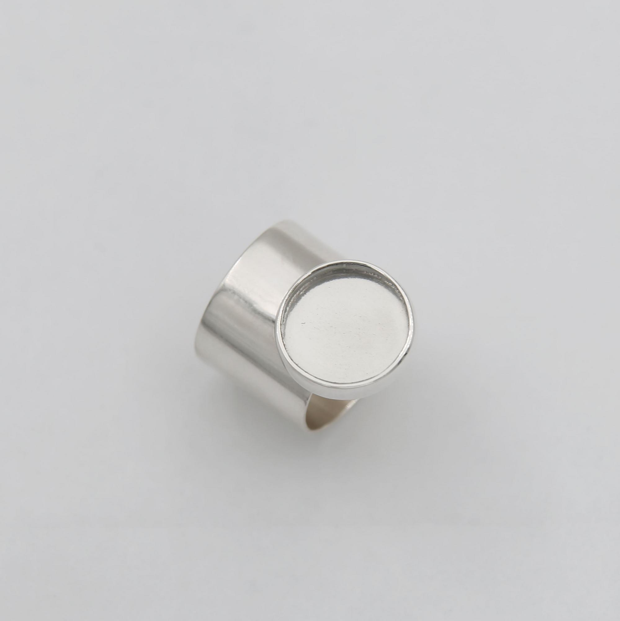 Широкое кольцо со вставкой из горного хрусталя 2P1121