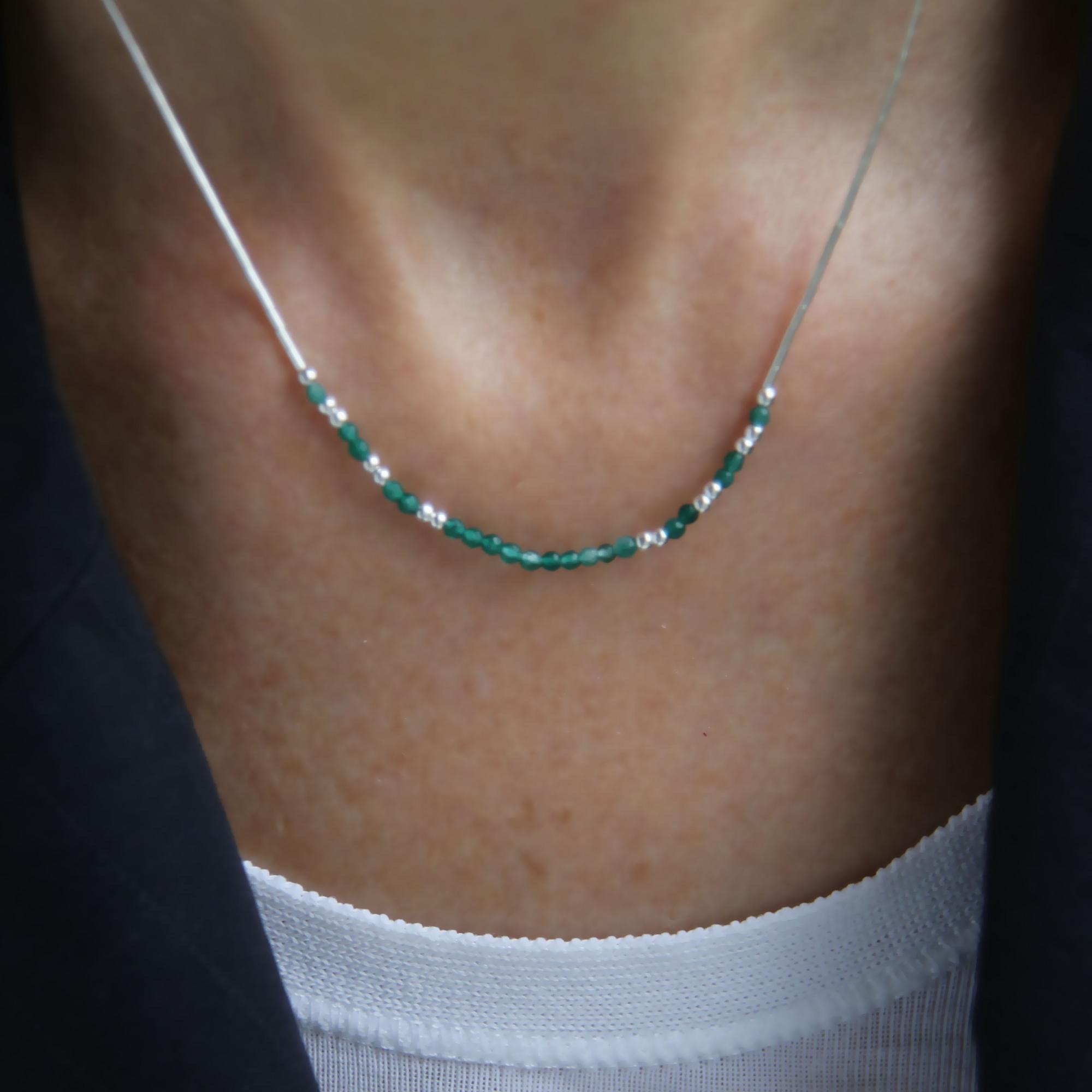 Серебряная нить с зеленым халцедоном 4P888