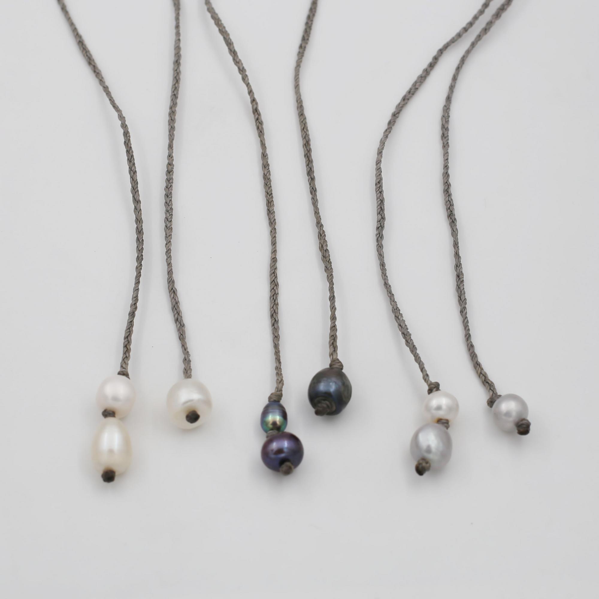 Колье с жемчугом на сером шнуре 4P896