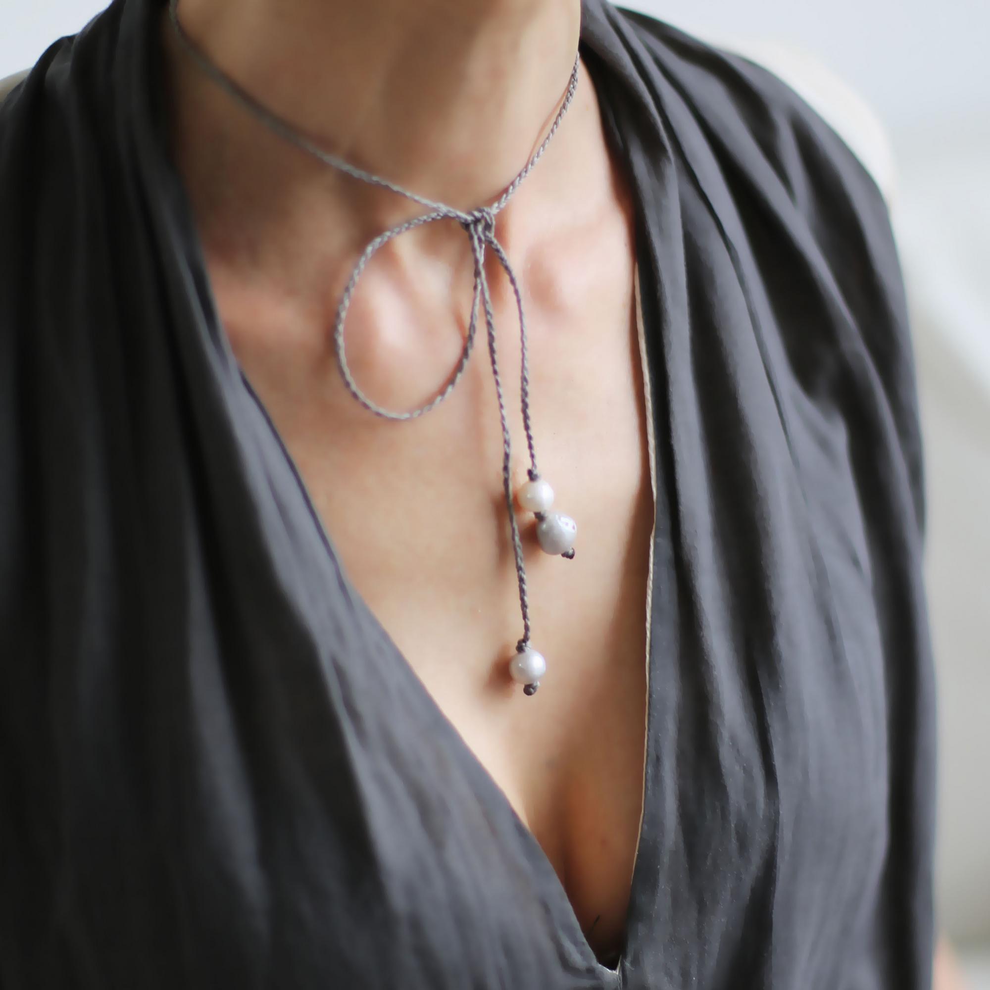 Колье с жемчугом на сером шнуре 4P896