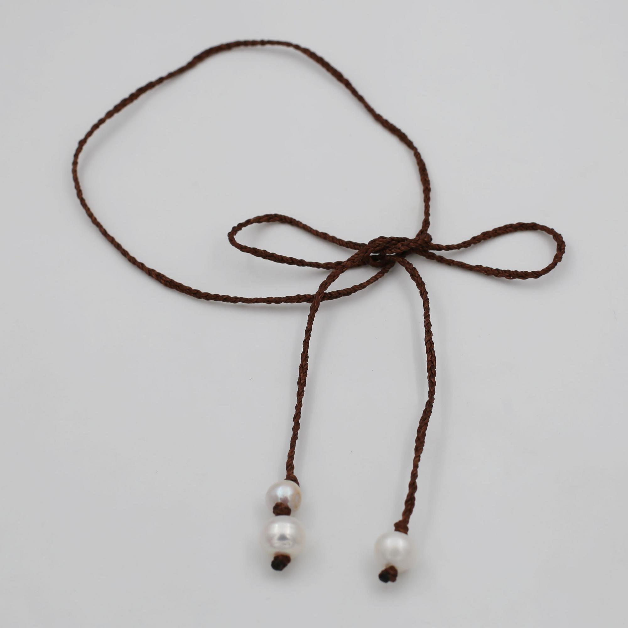 Колье с жемчугом на коричневом шнуре 4P897