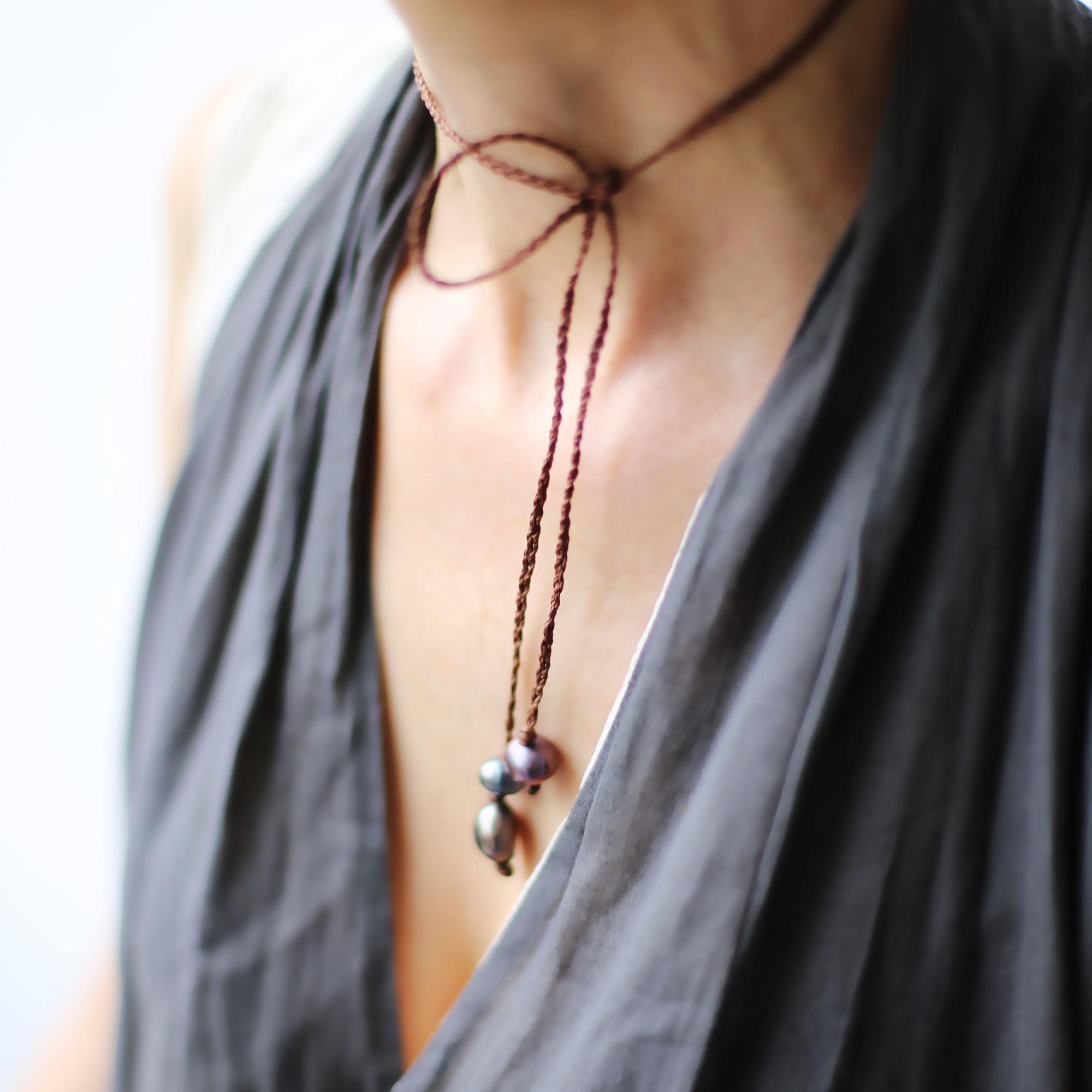 Колье с жемчугом на коричневом шнуре 4P897