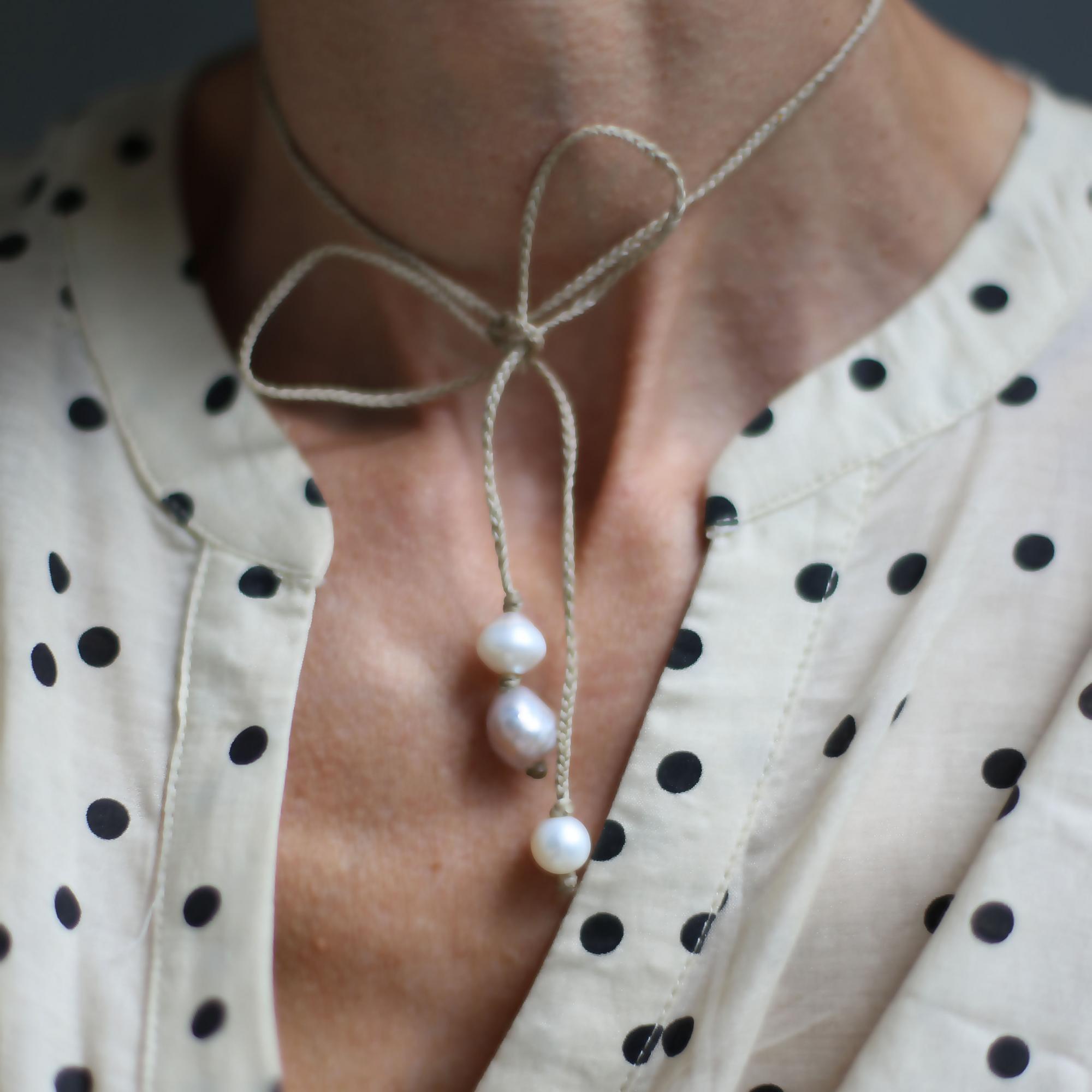 Колье с жемчугом на бежевом шнуре 4P898