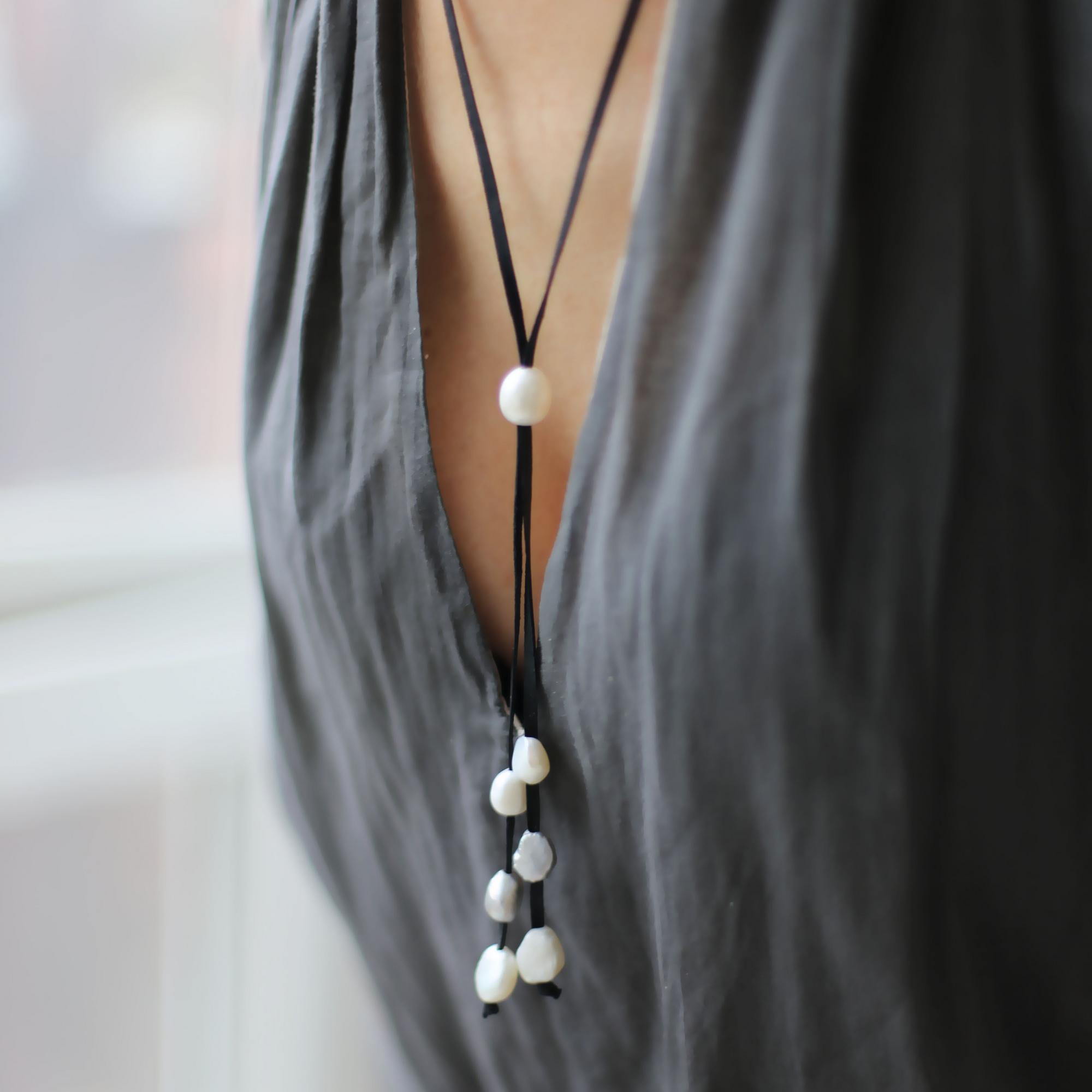 Колье с жемчугом на кожаном шнуре 4P714