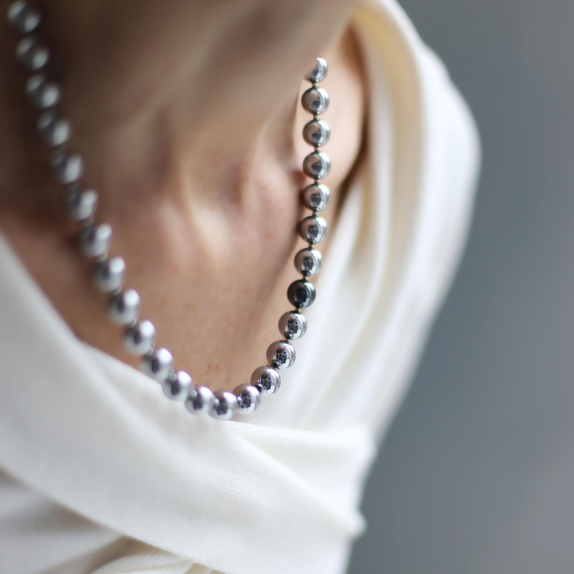 Колье  из гематита цвета родий с чёрной бусиной 4P926