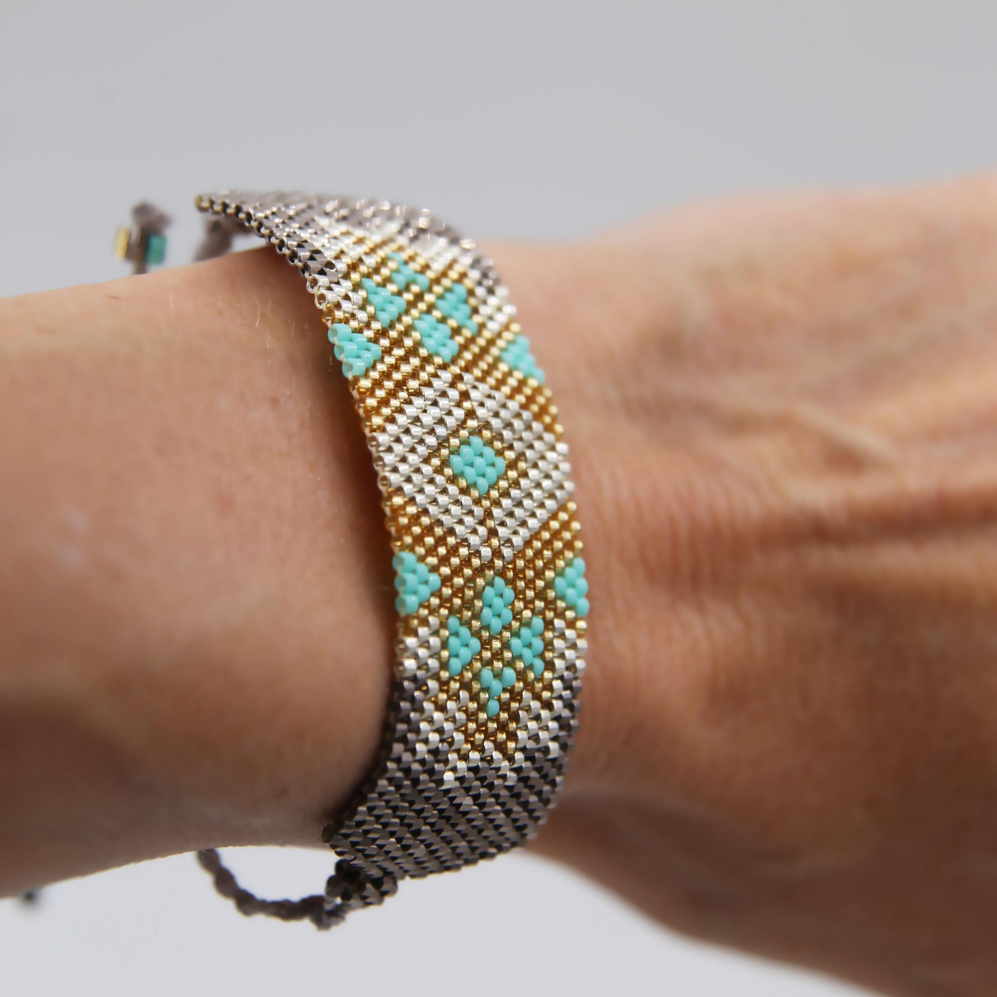 Браслет из бисера 3P601