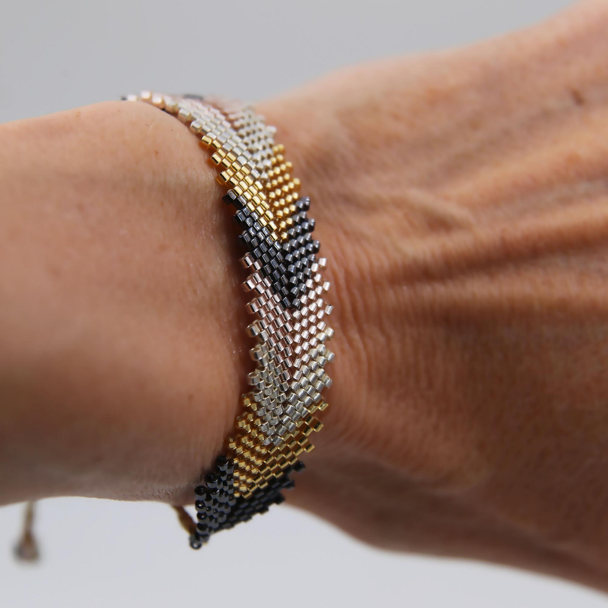 Браслет из бисера 3P405