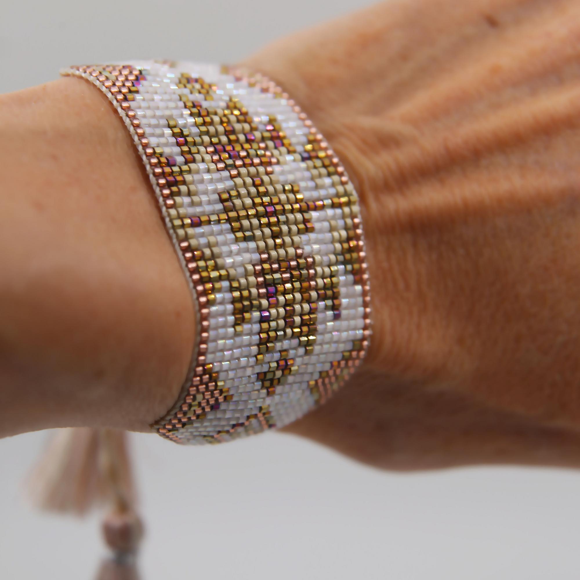 Браслет из бисера 3P396