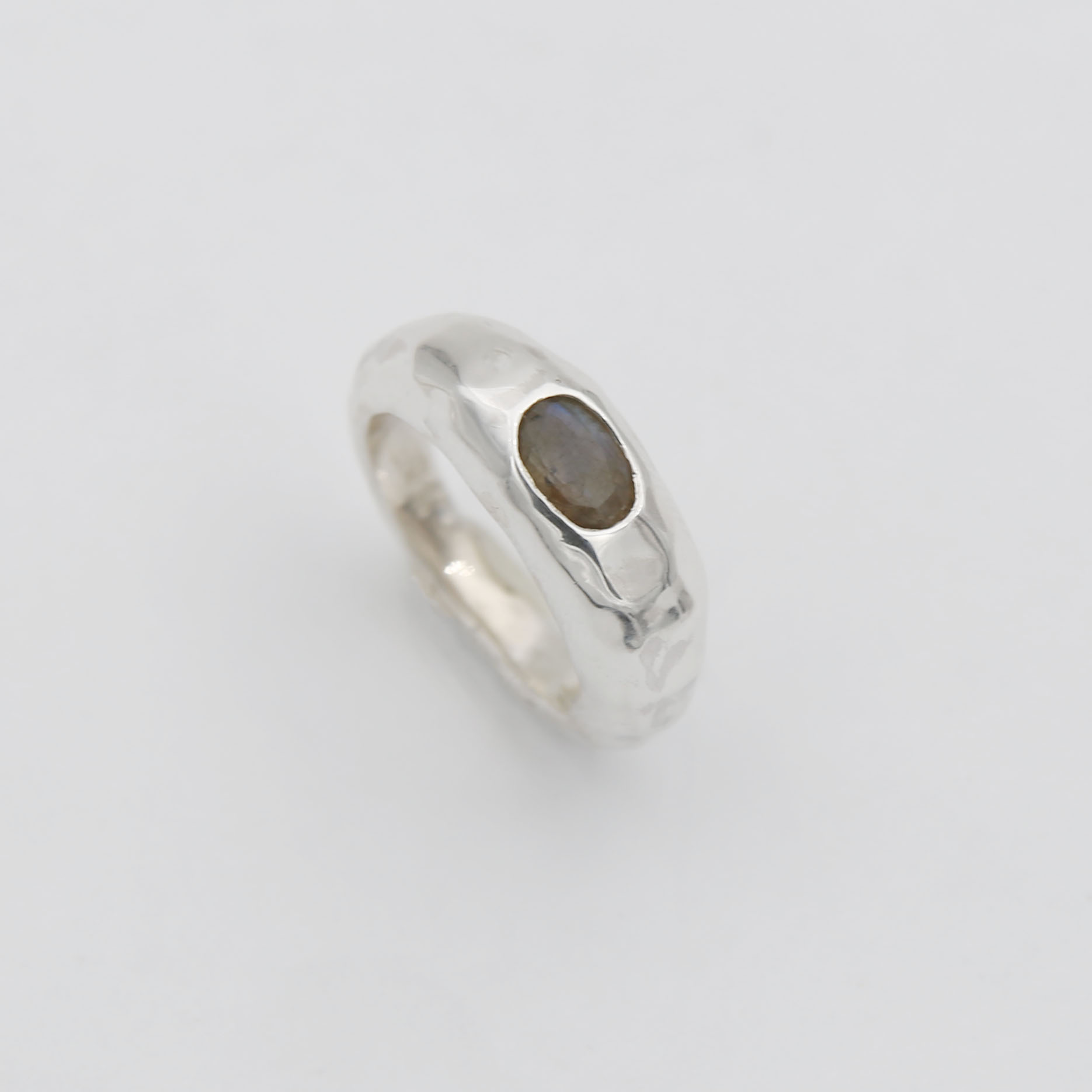 Узкое кольцо с лабрадоритом 2P1201