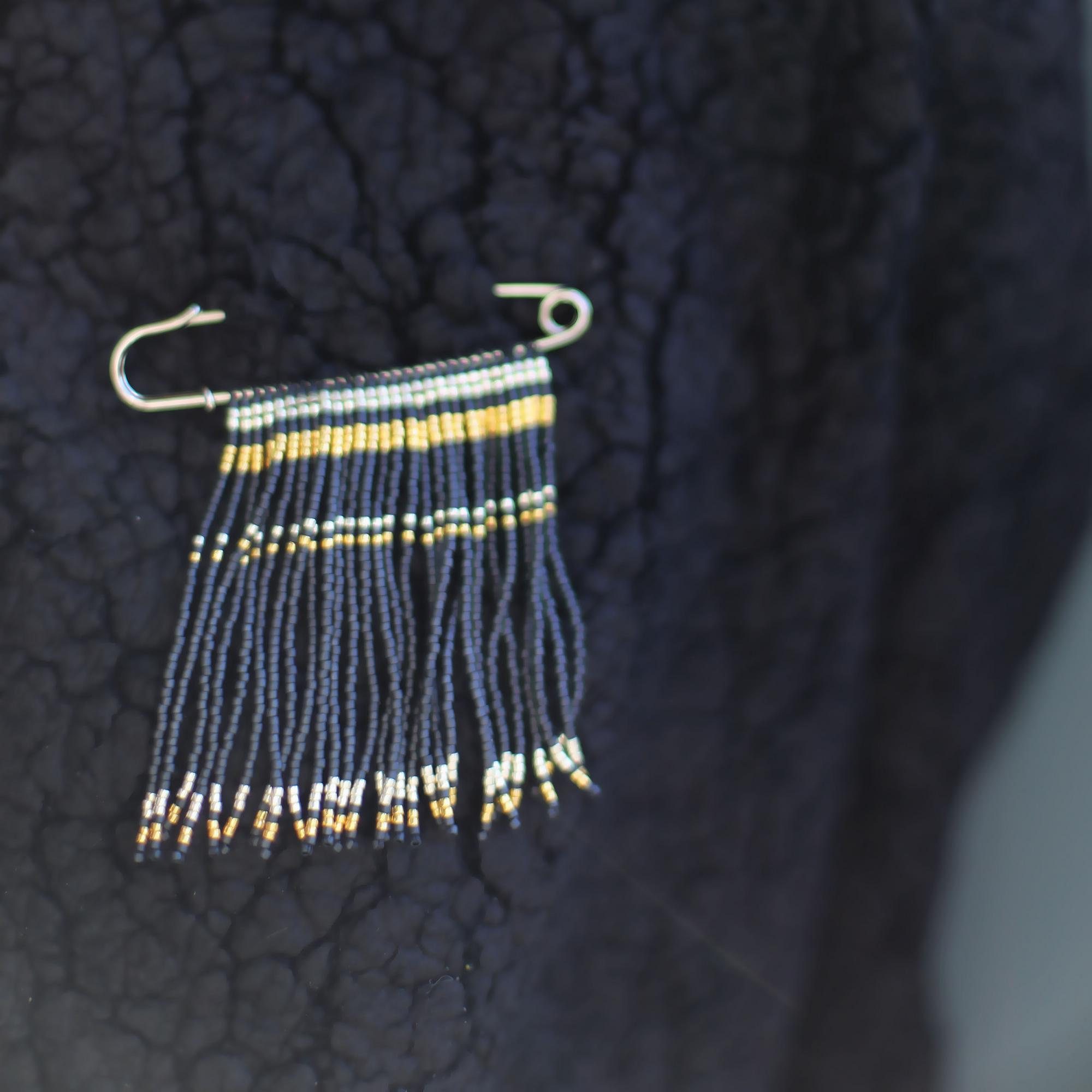 Брошь-булавка с бахромой из бисера 7P24