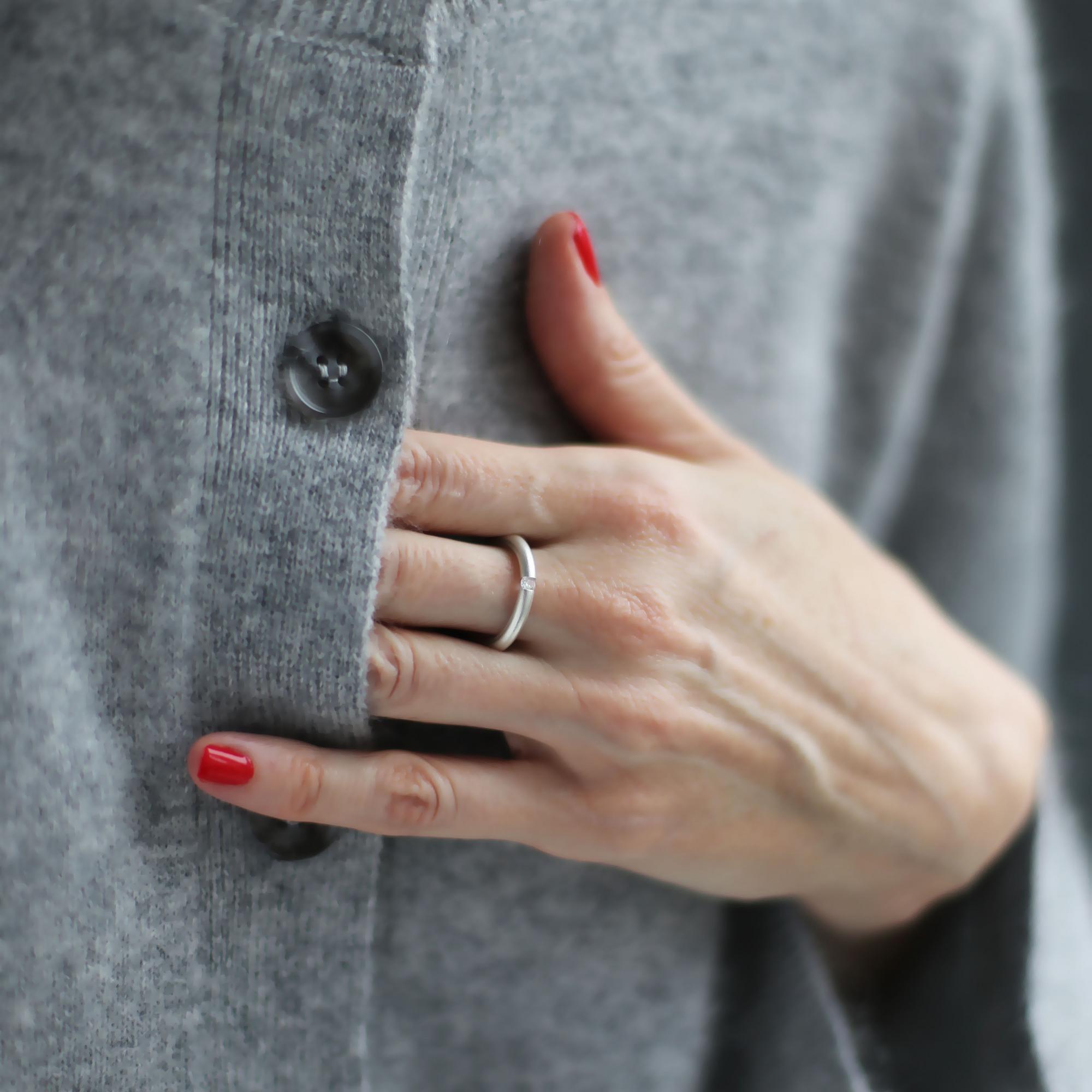 Узкое колечко с цирконом 2P30