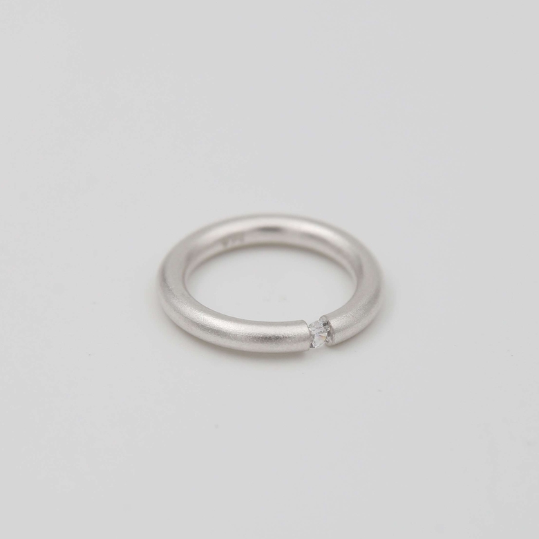 Узкое колечко с цирконом 2P30
