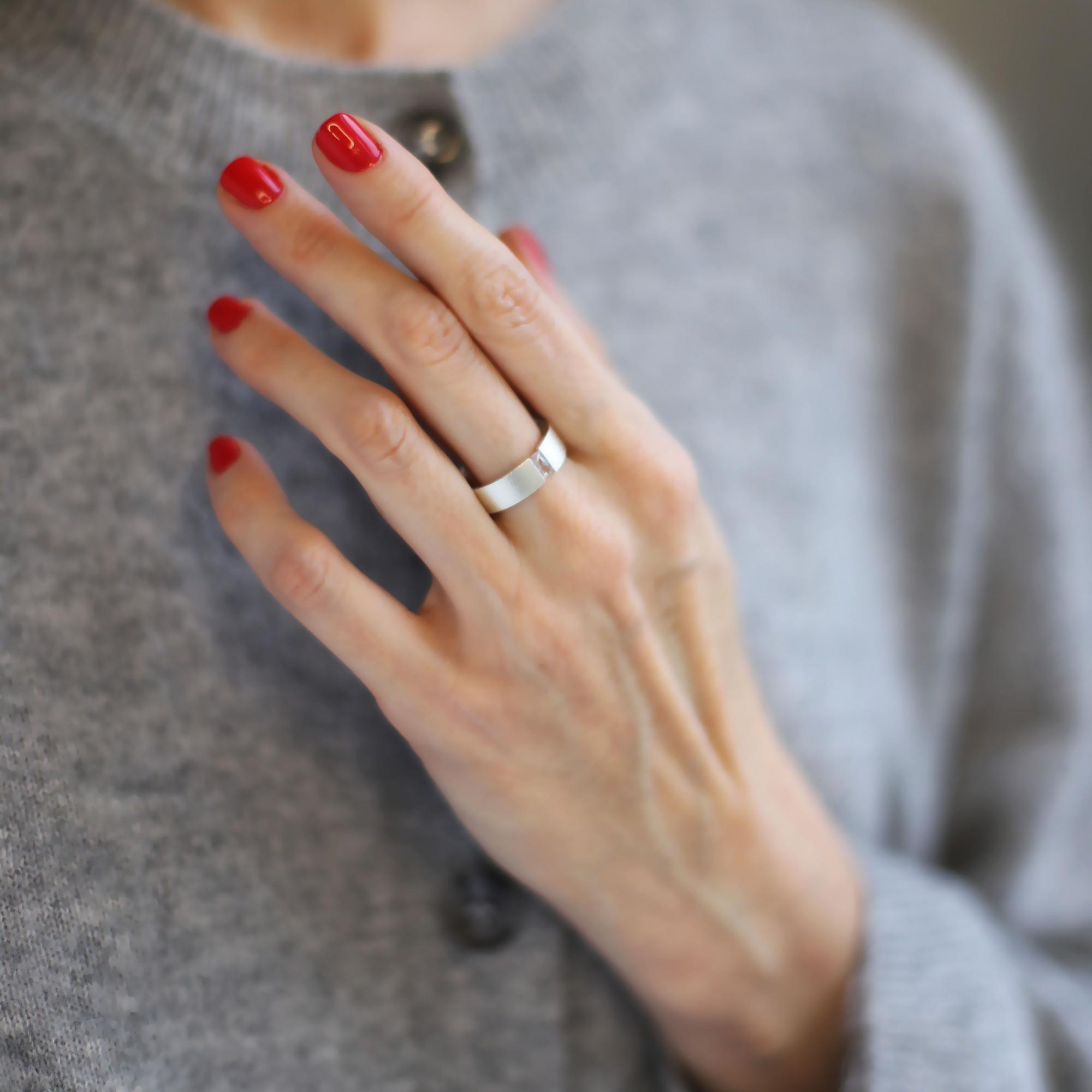 Широкое колечко с цирконом 2P31