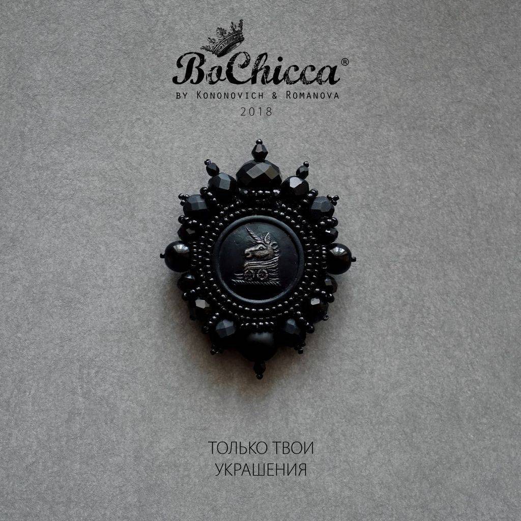 брошь Gallop Between Stars