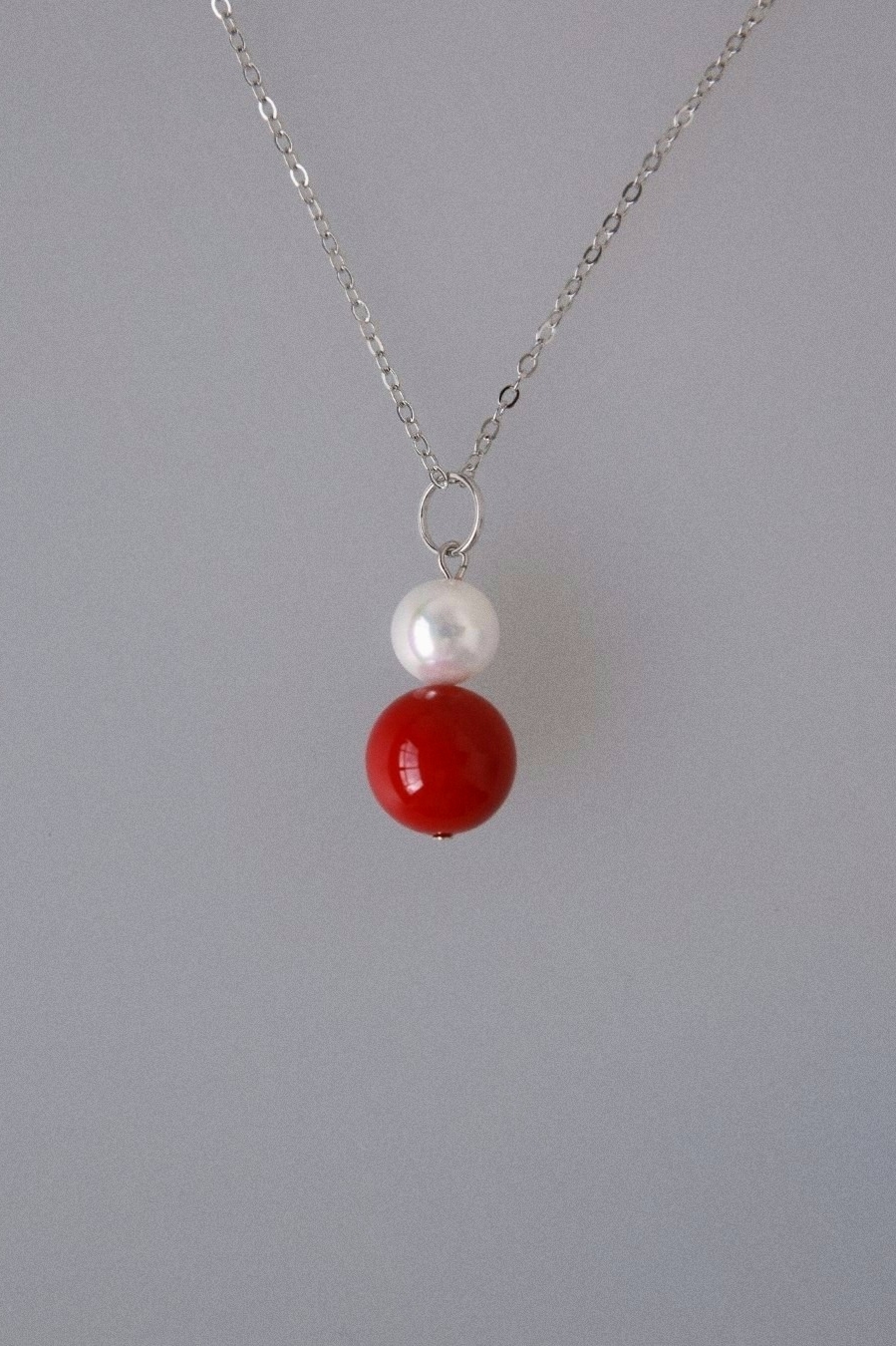 длинная цепочка с жемчужной подвеской