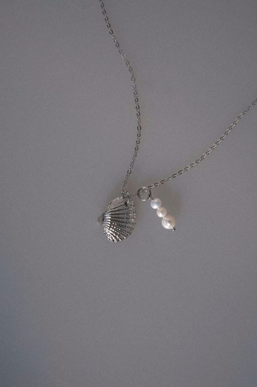 длинная цепочка с жемчугом и ракушкой