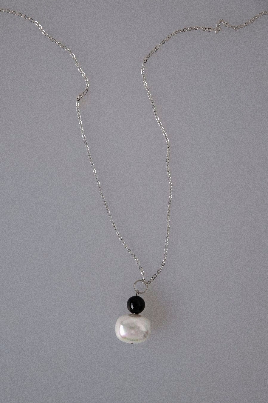 длинная цепочка с жемчужной подвеской