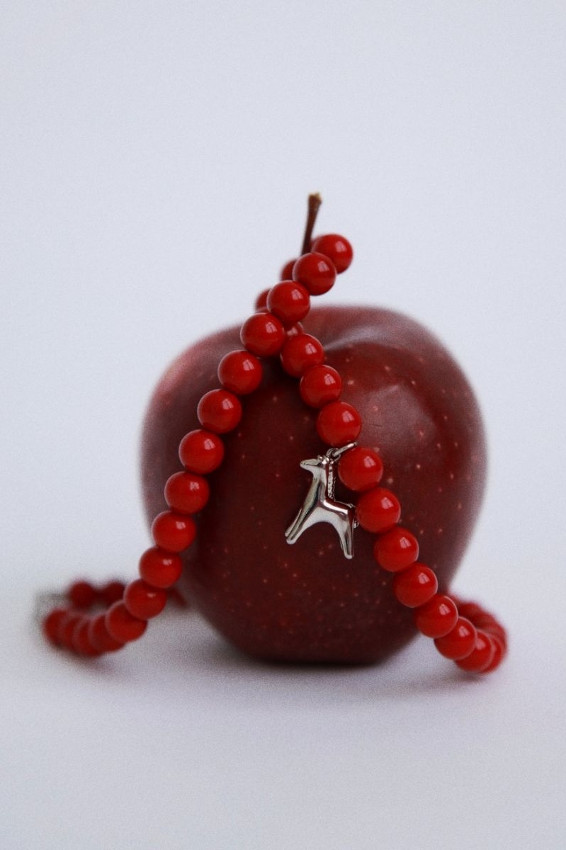 красные бусы с лошадкой