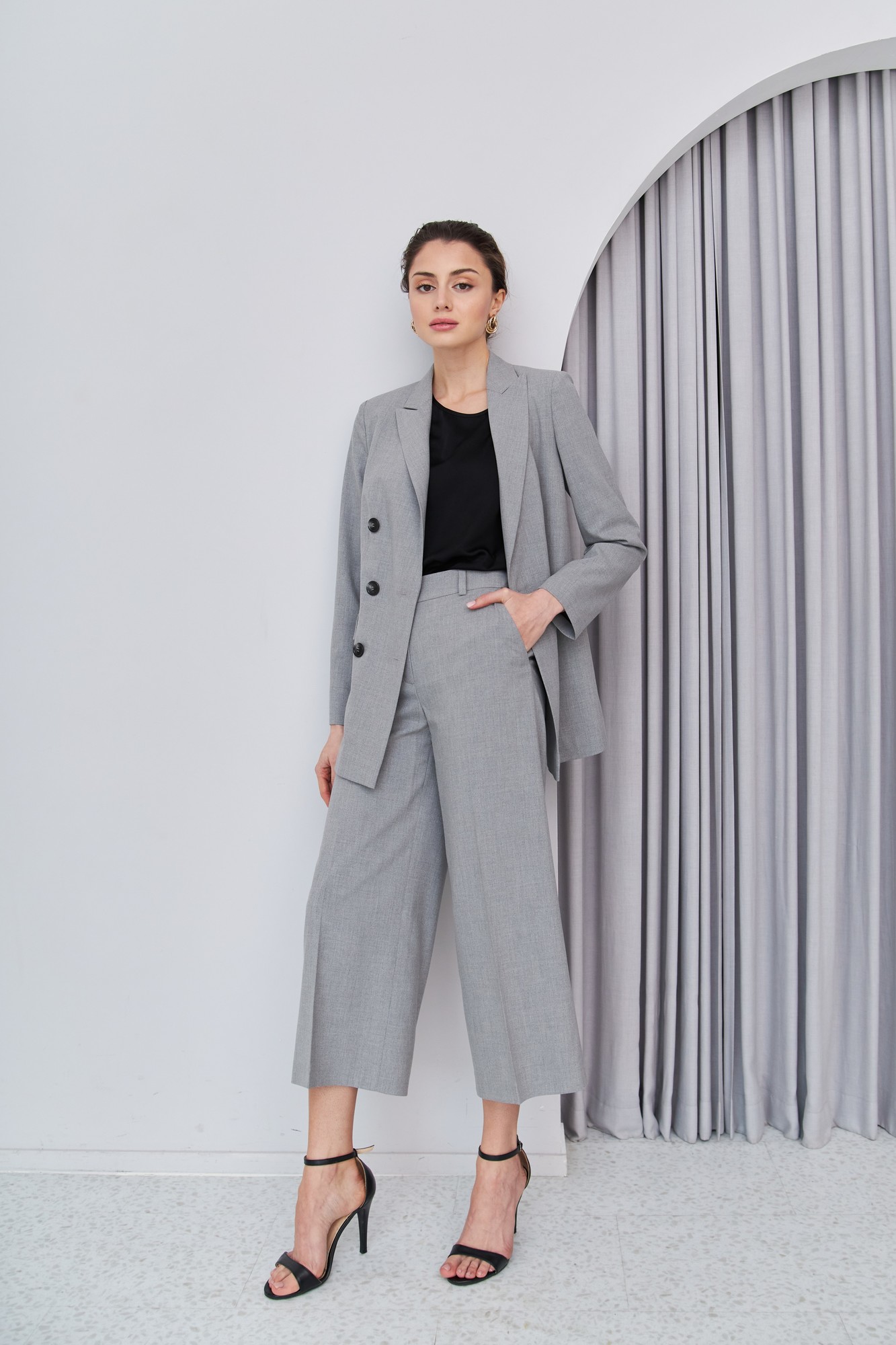 Брюки-кюлоты в сером цвете