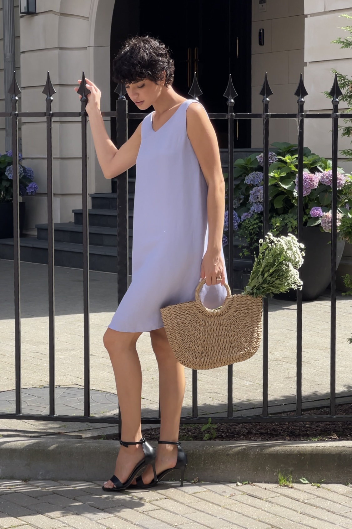 Платье V-образным вырезом в лавандовом цвете