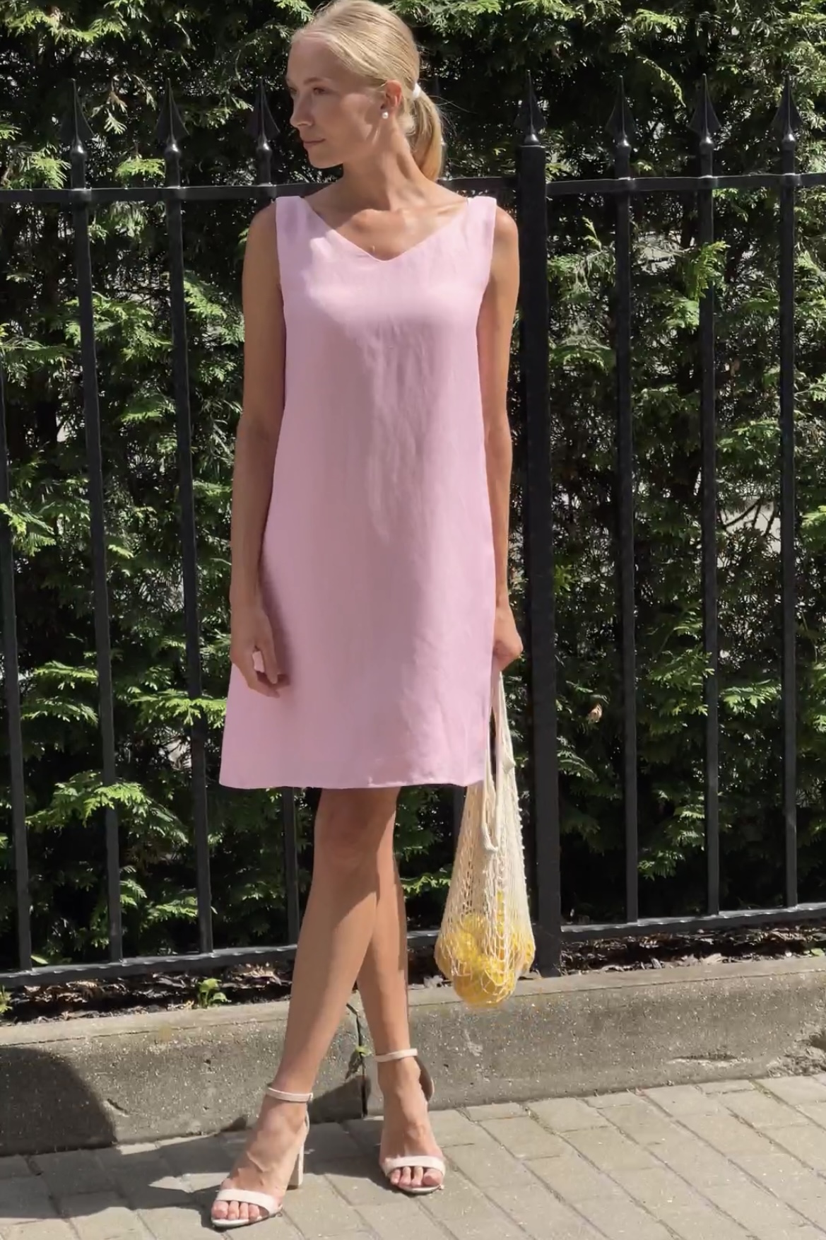 Платье с V-образным вырезом в розовом цвете