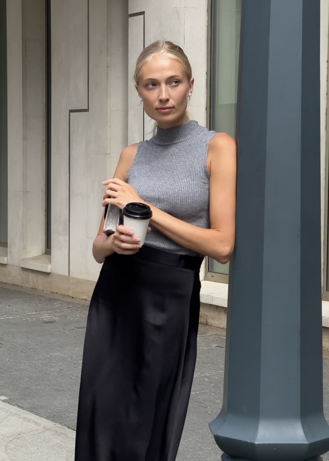 Топ без рукавов в сером цвете