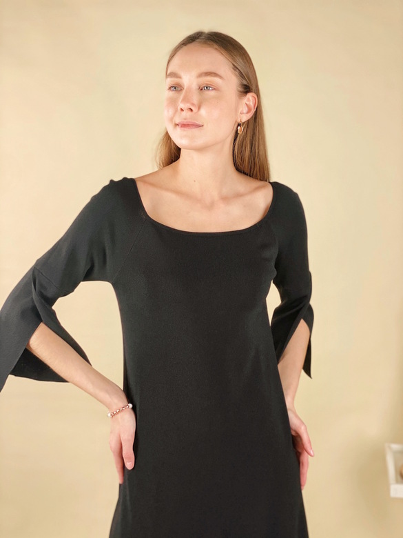 GOTHA Платье из плотного трикотажа с воротом "бато" и разрезами по рукавам