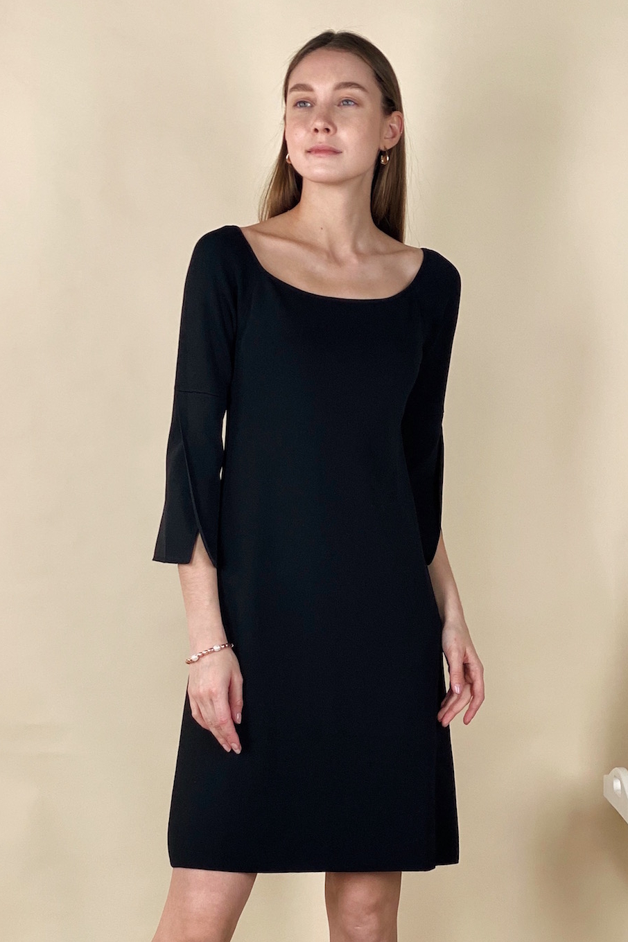 GOTHA Платье из плотного трикотажа с воротом "бато" и разрезами по рукавам