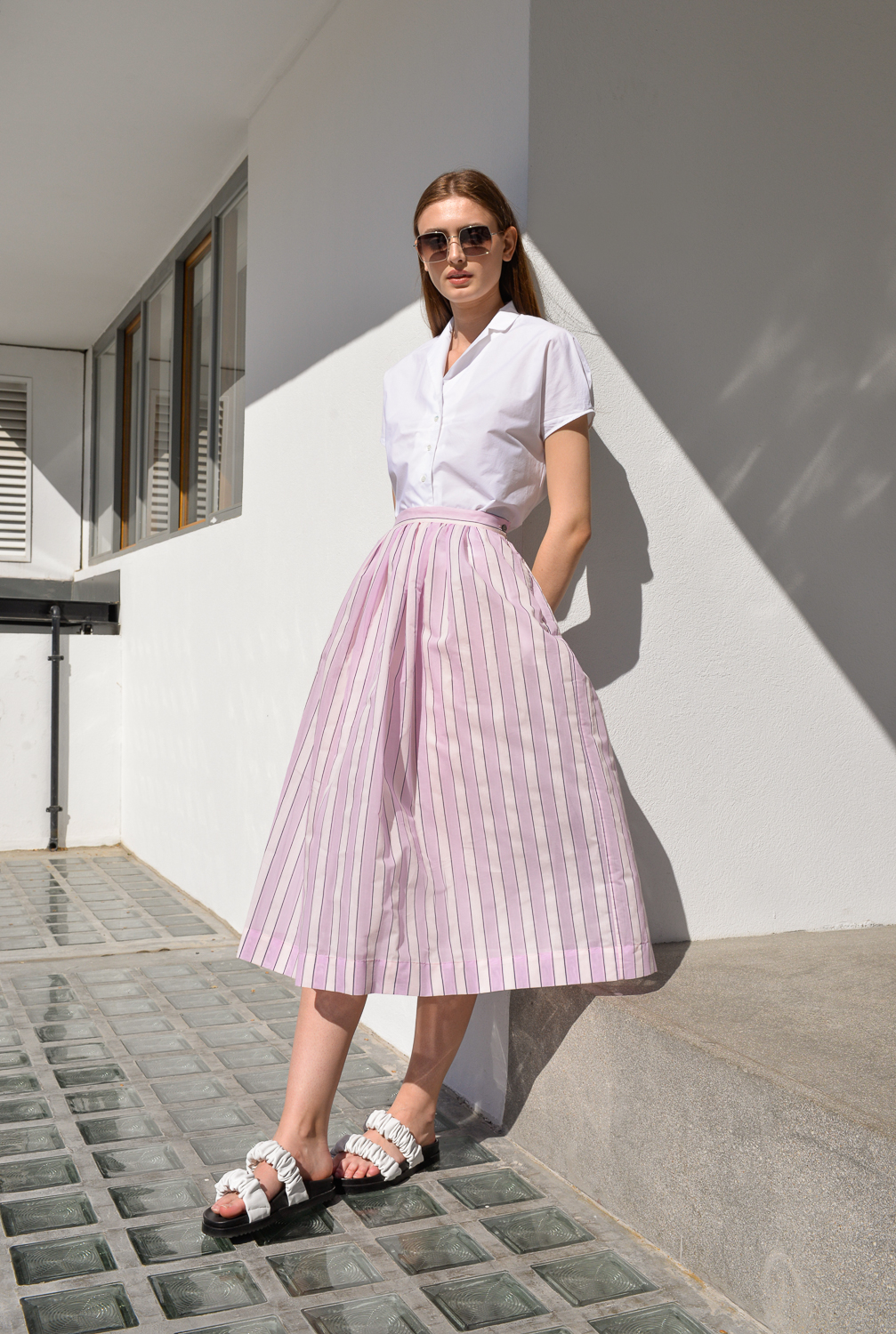 TELA Юбка с защипами из воздушного батиста с рисунком в полоску